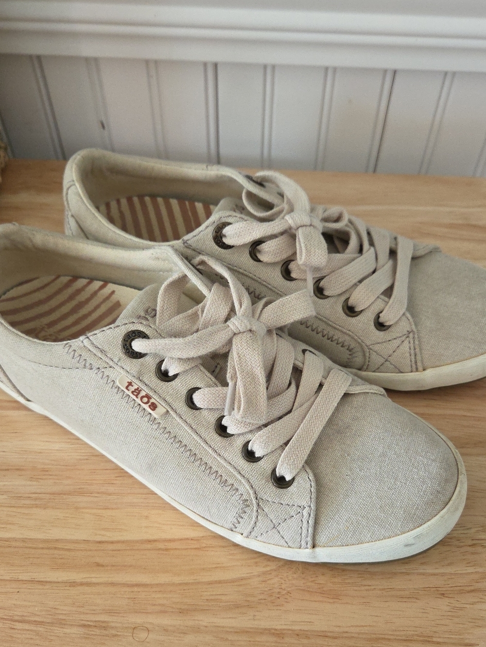 Taos Womens Canvas Sneakers 8